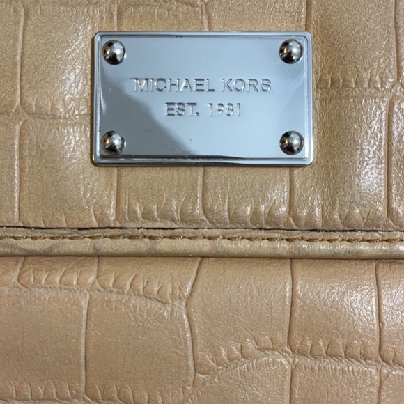 Michael Kors Beige leather clutch - Picture 2 of 5